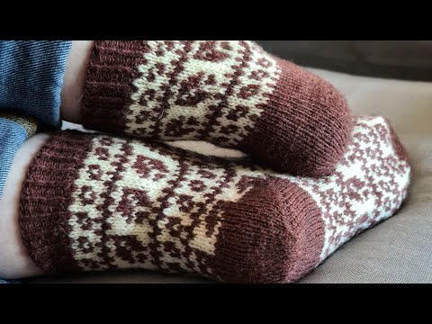 Yarnflakes Knitting Podcast 138 –  Colourwork socks, lots of cables and Advent minis