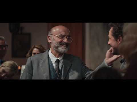 『家族にサルーテ！イスキア島は大騒動』本編映像（家族で食事）