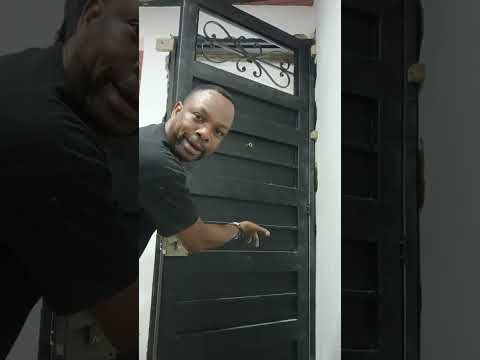 Seguimos ya está montada la puerta míra bien  construcción pura