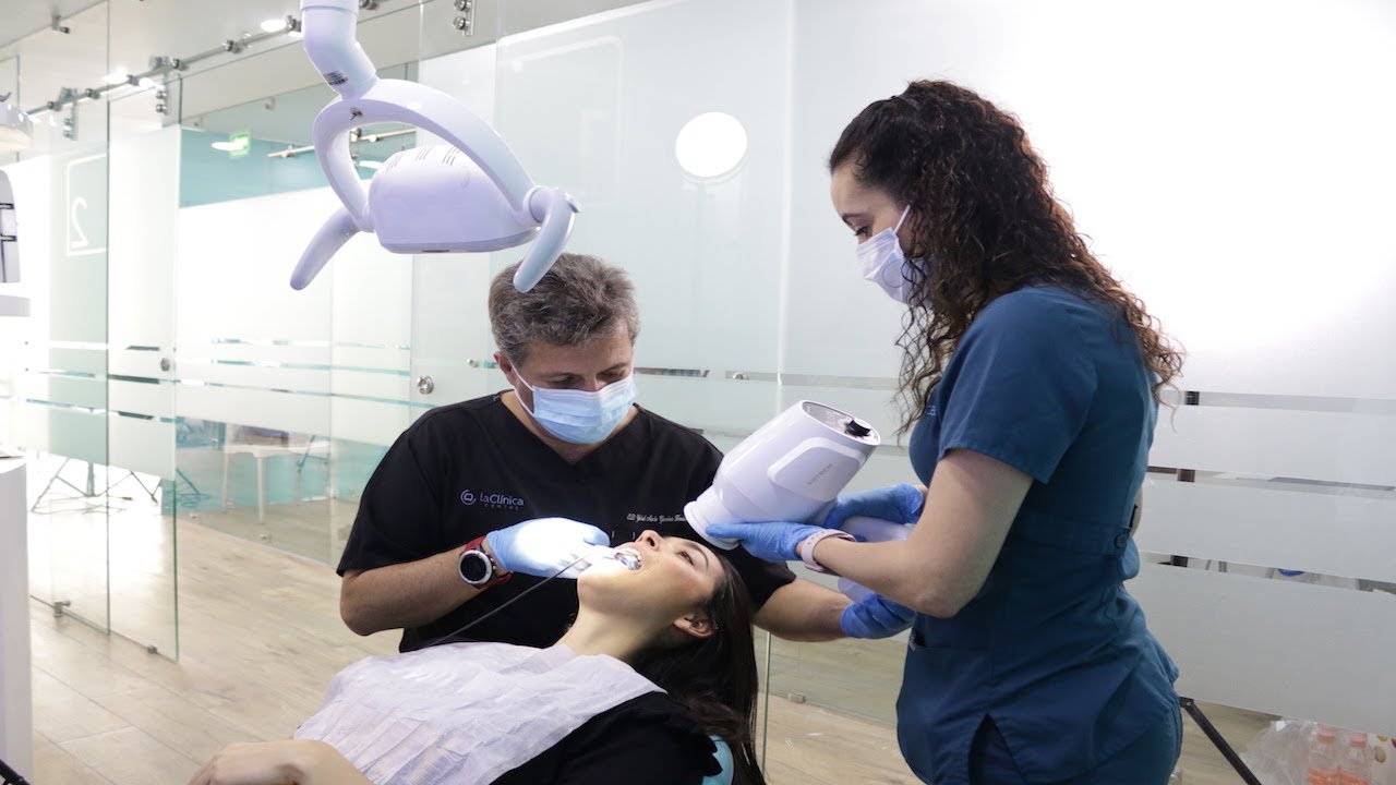 Extracci&oacute;n de muelas del juicio en La Clinica Dental Lindavista CDMX, con especialistas realizando un procedimiento dental en un ambiente moderno y profesional.