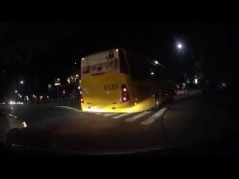 Acidente entre ônibus e carro na rotatória da Ufsc Florianópolis - rótula da trindade