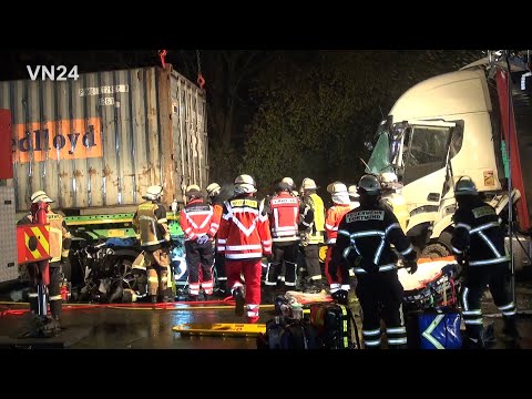 02.12.2022 - VN24 - PKW zwischen zwei LKW eingequetscht - alle überleben diesen Horror Unfall