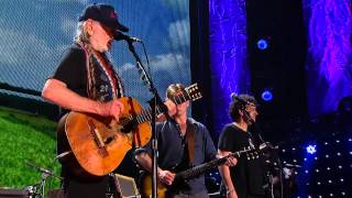 Willie Nelson - Beer For My Horses (Live at Farm Aid 2014)