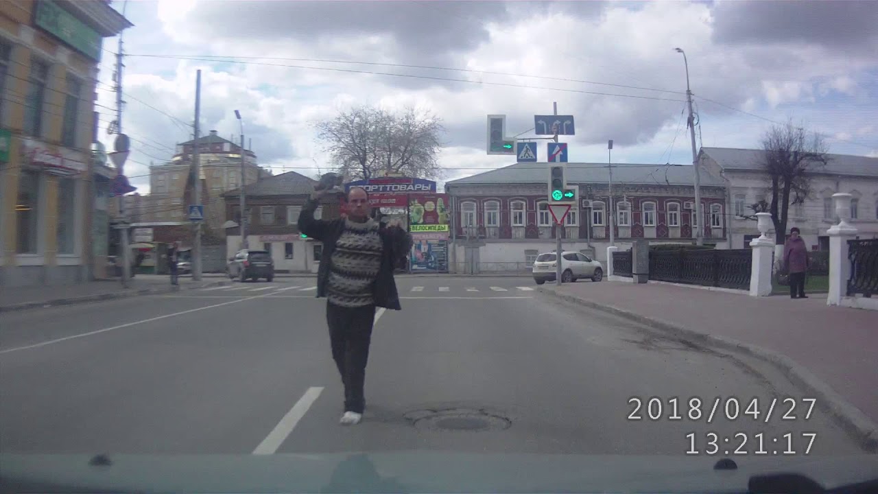 Вооруженный кроссовкой неадекватный мужчина на дороге в Рязани