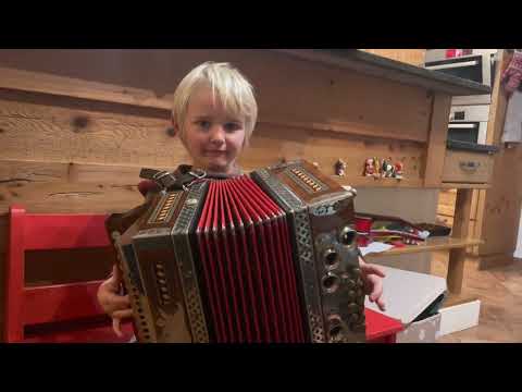 Volksmusik für Kinder - 5-jähriger Johannes spielt “Hinter unsrer Stadltür” auf Ziehharmonika
