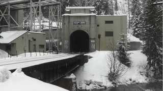 preview picture of video 'Cascade Tunnel, East Portal, BNSF Autorack Train'