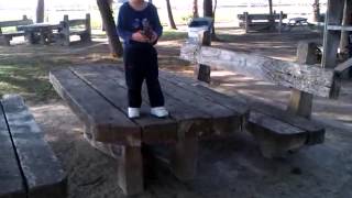 Saltando en el parque de la piscina