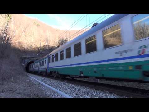 REGIONALE IN TRANSITO ESCE  ED ENTRA IN GALLERIA : LIMONE Pte. (CN) 11 - 1 - 2015.