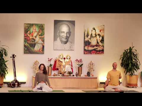 Yogastunde "YV Ankommensstunde" mit Adrian - Yoga Vidya Ashram Live - 17:00 Uhr 04.02.2022