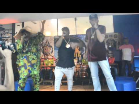 MESA DE FUNK - Mcs Dannyell Dhopark - Rafinha Kalashnikov Part. Mc LK - Medley Ao Vivo(Boate Enigma)