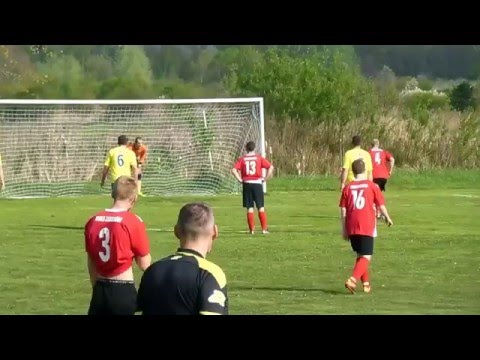 Rzut karny w meczu Junior Zakrzów - Iskra Sobów (Sądel Wiesław)