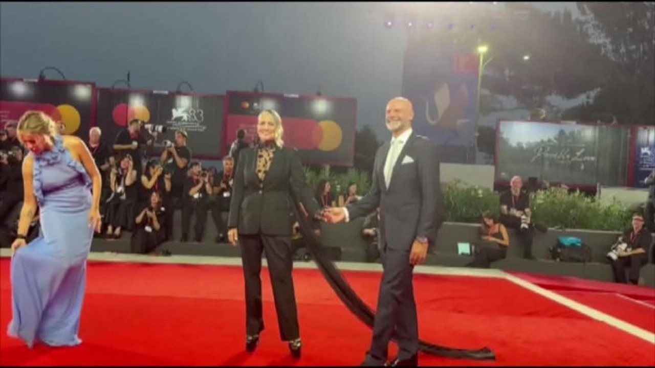 Venezia 83, Heather Parisi sul red carpet mano nella mano con il marito Umberto Maria Anzolin
