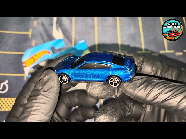 Vídeo relacionado con Hot Wheels - Porsche Taycan Turbo S - JJJ05 - HW EV 3/10 - blanco - Coupe Porsche con licencia a escala 1:64 - Mattel 2026 (34/250) - Coche deportivo eléctrico - Modelo con licencia