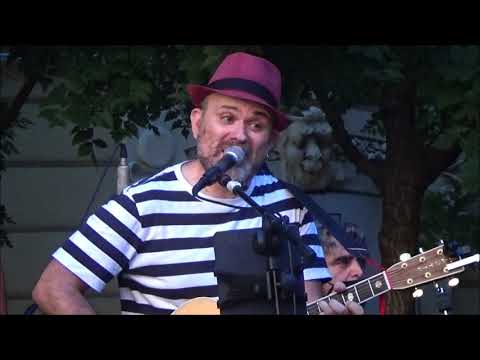 ALESSIO LEGA-LA CAREZZA DEL POTERE Piazza Carlo Giuliani 2021 dallo spettacolo VENTI da GENOVA.