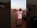 فرحة هستيرية بوصول النجدة.. مقيم سوداني علق في منطقة صحراوية بالسعودية وابتعلت الرمال سيارته (فيديو)