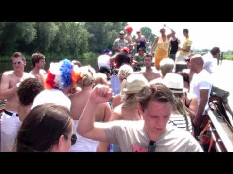 Randy Santino dj set on a party boat
