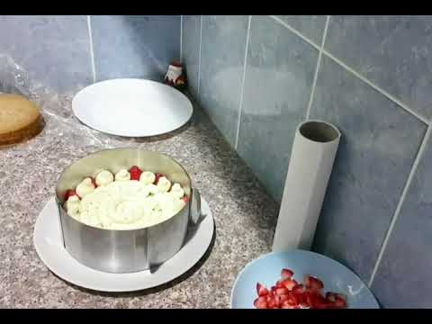 Cake Fraisier. Cake decoration.