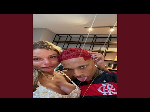 De cabelo vermelhão e camisa de time oruam