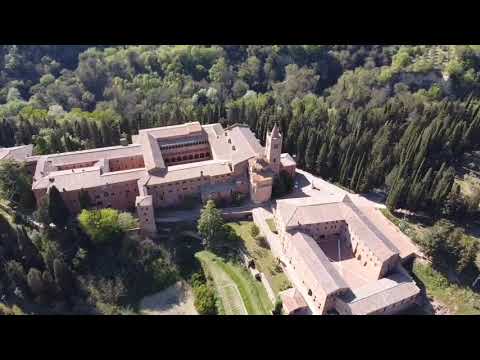 Abbazia di Monte Oliveto Maggiore vista dal drone.