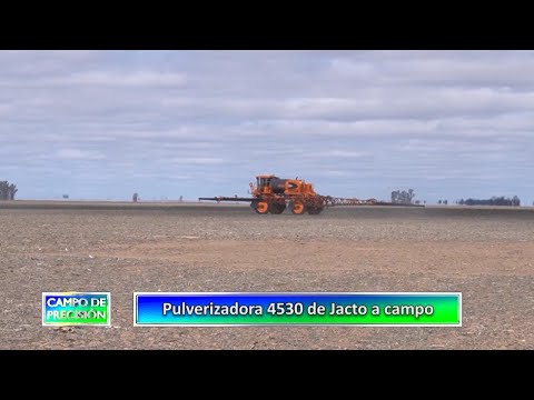 P782B1 – Pulverizadora 4530 de Jacto a campo