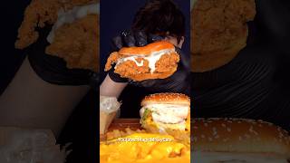 Download lagu KFC “extra” Crispy Chicken Burger (with cheese sauce) #asmr #mukbang mp3