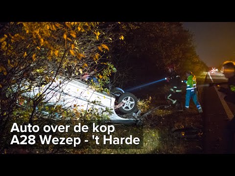 Auto over de kop A28 Wezep - 't Harde - ©StefanVerkerk.nl
