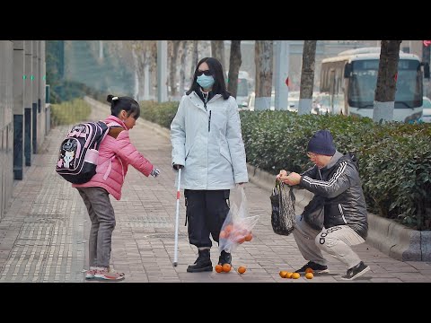 看到盲人女孩遇到困難，兩個小朋友衝了過來