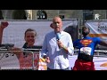 Superman redt levens, loopt hard én danst!