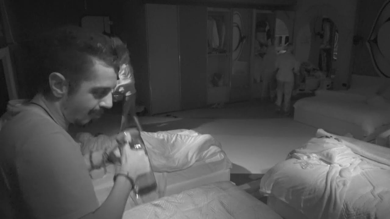 Banorët nuk lënë të qetë Luizin, i vendosin arushin në shtrat