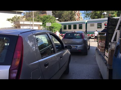 Trani, il passaggio a livello che divide la città