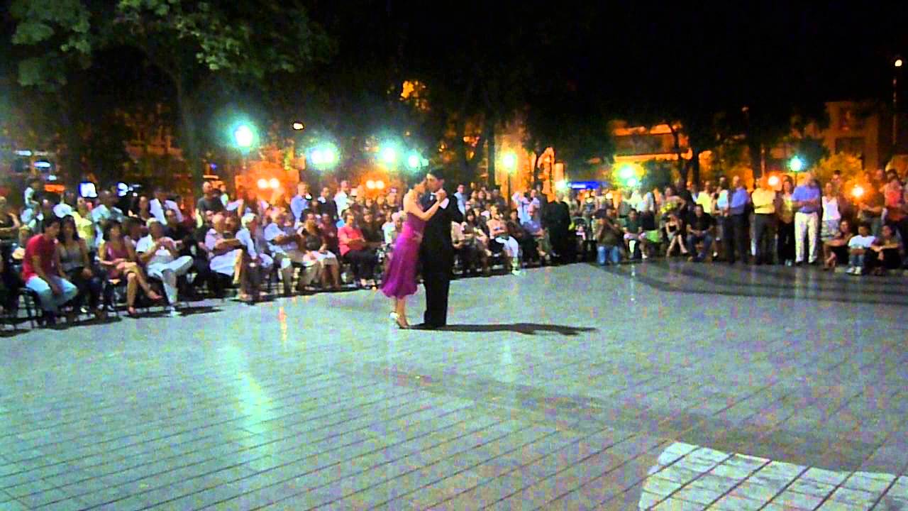 Julieta Qüesta y Rauli Choque, bailan "Noches de Colón" en el Aniversario de la plaza San Martín