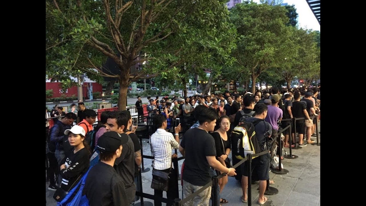 Uganda news | Hundreds queue outside Singapore Apple store for iPhone XS, XS Max