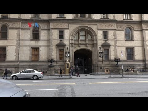 VOA BERKUNJUNG KE LOKASI TEMPAT JOHN LENNON DITEMBAK DI NEW YORK