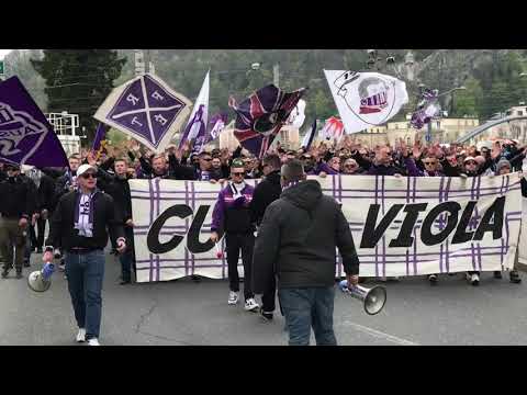 Austria-Salzburg-Fans marschieren durch Altstadt