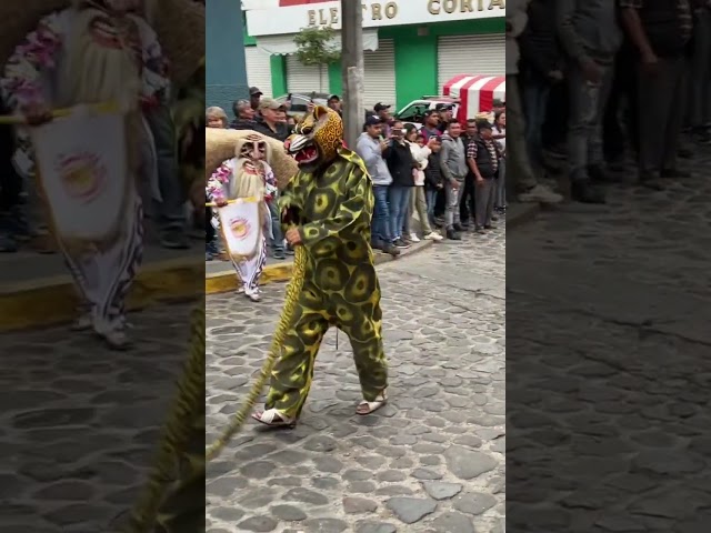 Vídeo relacionado con Chaks - Máscara de diablo con cuernos, media máscara con símbolo de cruz, accesorios de disfraz para Halloween, carnaval y fiesta de terror