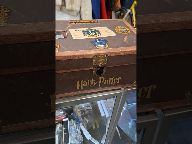 Vídeo relacionado con Harry Potter Hardcover Boxed Set: Books 1-7 (Trunk): Housed in a Collectible Trunk-like Box With Sturdy Handles, Lockable Lid, and Bonus Decorative Stickers