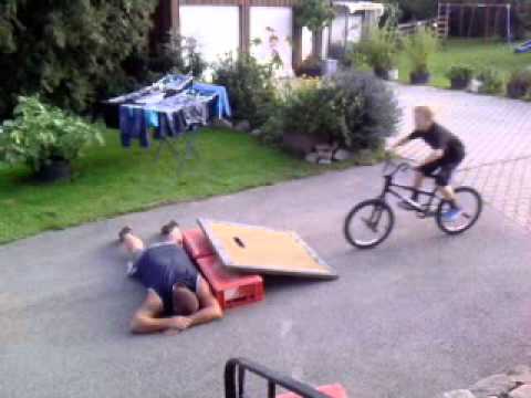 Adrian BMX Sprung über Rudi