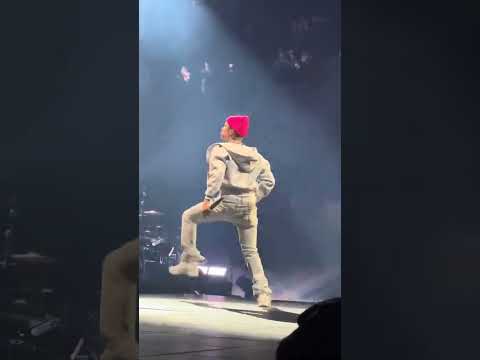 Justin Bieber dancing to his new song Daisies 😂🤭 #shorts #justinbieber #haileybieber #selenagomez