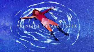 Musik-Video-Miniaturansicht zu Yalnızlık Cesaret İster Songtext von Simge Pınar