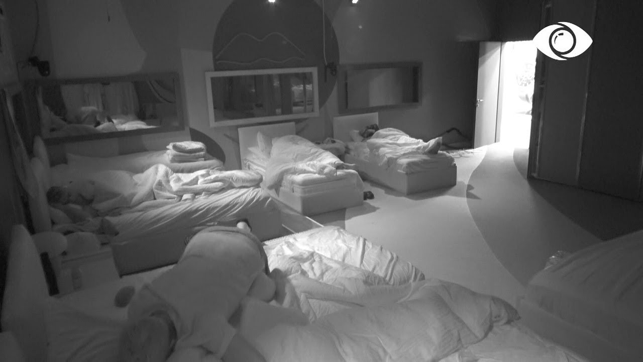 Kiara në gjumë, Luizi e puth