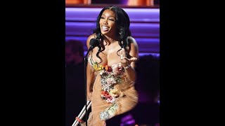 SZA Boobs Busting Out That Dress at the Grammys!