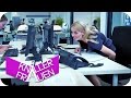 Der Slip Zwickt Hand Vor Den Mund Knallerfrauen Mit Martina Hill