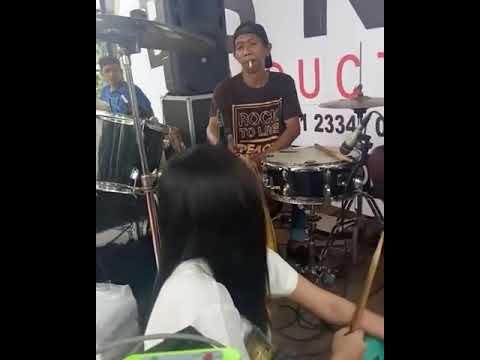 Viral!! Nella Kharisma bantu Cak Malik (suaminya) pukul gendang saat manggung