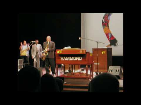 Jimmy Smith enters the stage in Leipzig 2003