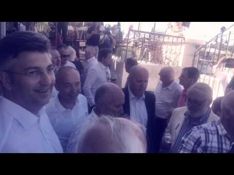 Andrej Plenkovic pjeva na pocetku predizborne kampanje u Starome Gradu na Hvaru