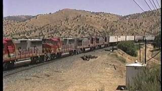 preview picture of video 'Walong, Tehachapi Santa Fe train 3'