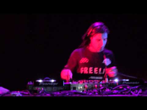 [Skrillex] Showtek - Booyah (Party Favor VIP)