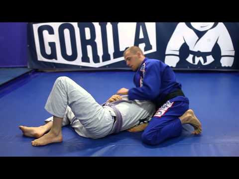 Szkoła Grapplingu: Jędrzej Loska pokazuje trójkąt nogami z pozycji bocznej