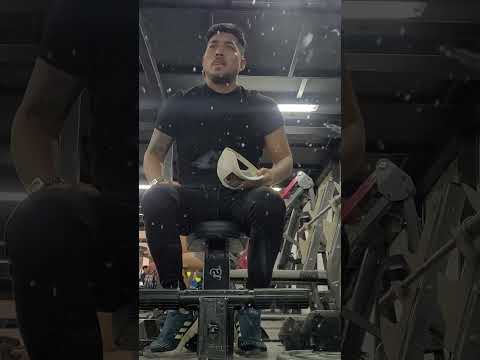 joven tiene una pelea en el gym  con una mujer