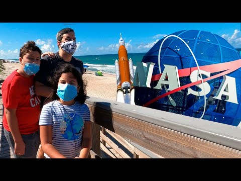 FOMOS À PRAIA PELA PRIMEIRA VEZ NA FLÓRIDA(EUA) E VIMOS O LANÇAMENTO DE UM FOGUETE  DA NASA